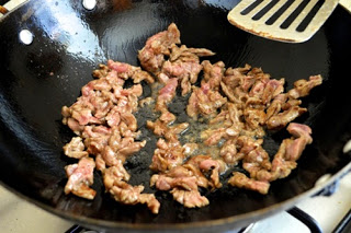 Cách làm cơm rang thịt bò kim chi siêu ngon3